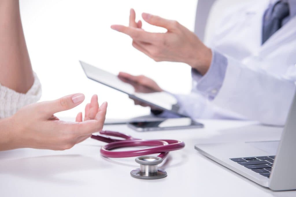 Arzt im Gespräch mit Patientin